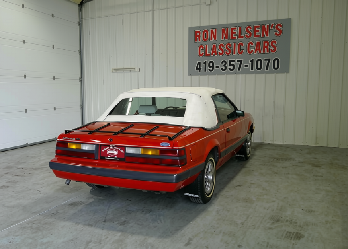 1985 Ford Mustang - Photo 9