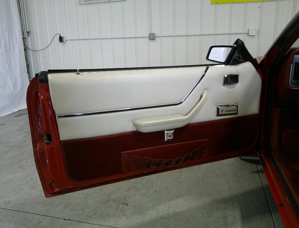 1985 Ford Mustang - Photo 18