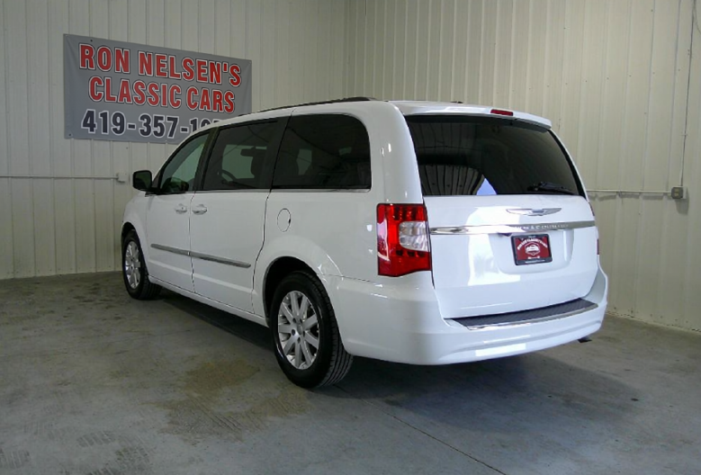 2014 Chrysler Town & Country Touring - Photo 8