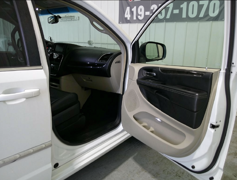 2014 Chrysler Town & Country Touring - Photo 22