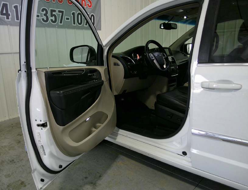 2014 Chrysler Town & Country Touring - Photo 14