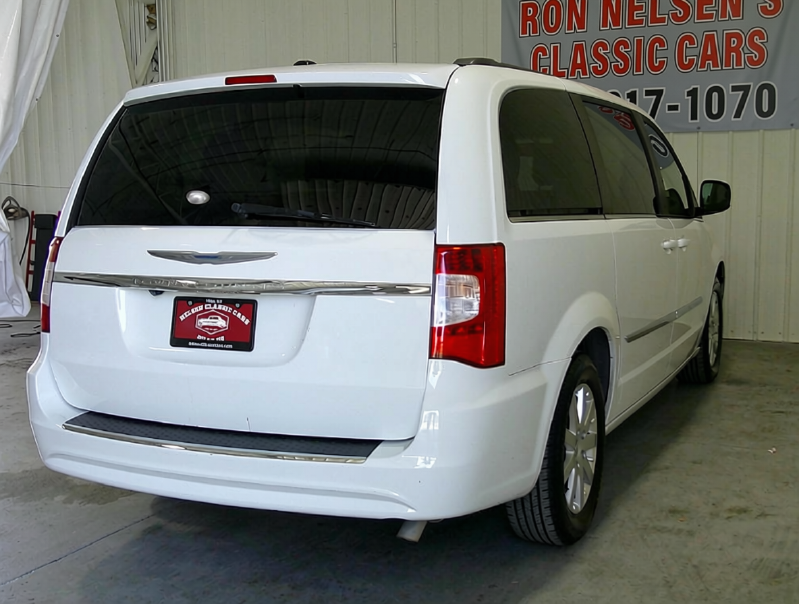 2014 Chrysler Town & Country Touring - Photo 6